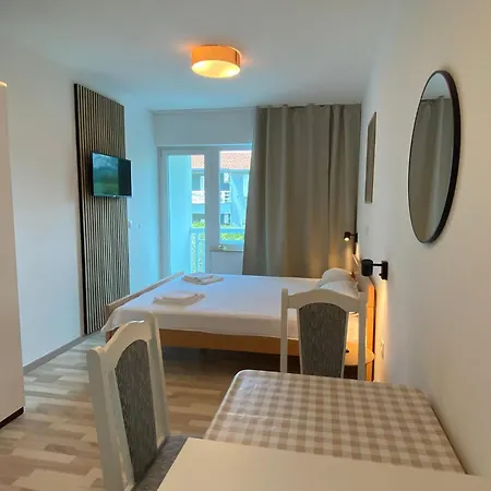 Apart-pansion 3* Promajna